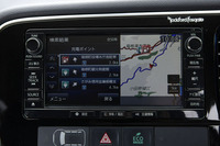 充電に際しては、カーナビを使って充電設備のある最寄りの施設を検索できる。