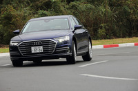 新型「A8」には、28万円のオプションとして後輪操舵システム「ダイナミックオールホイールステアリング」が用意される。なおこの機能は、ロングホイールベース版では選べない。