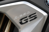 「R1250GS」は、BMW伝統のアドベンチャーモデル「GS」シリーズの最新モデル。「R1200GS」の後継を担う、シリーズ中最大排気量のエンジンを搭載するフラッグシップモデルである。