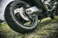 未舗装路の走行も想定される「X-ADV」は、ブロックパターンの「ブリヂストン・トレイルウイング」を装着する。サイズはフロントが17インチで、リアが15インチ。ステンレス製のスポークホイールも個性的なディテールのひとつである。