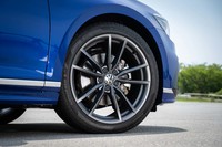 19インチのタイヤ＆ホイールは「Rライン」専用。タイヤに穴が開いても内部のシール材によって自己修復するモビリティータイヤを標準装備する。