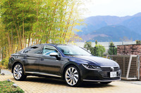 続いては「アルテオン」に追加設定された「エレガンス」をテスト。バンパーやホイールにおとなしめのデザインを採用した、名前のとおりエレガントさを強調したモデルである。