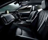 「クラウンRS“リミテッド”」（2.5リッターハイブリッド車）のインテリア。