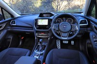 ボディーサイドの絞り込みがないためキャビンは広々としている。スバル車らしく前後左右とも視界がしっかりと確保されている。
