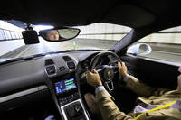 サーキット走行を想定したスポーツカーに高性能タイヤの組み合わせとなると、ハードな乗り心地を想像してしまうが、今回の試走で真っ先に感じたのは、その乗り味の“優しさ”だった。