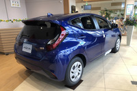 発表直後につき、新型「アクア」の試乗車はまだ用意されていなかったので、今回は展示車をじっくり観察。バッテリーにバイポーラ型ニッケル水素電池を採用したハイブリッドシステム「THS II」はいかなる進化を遂げたのか。そしてそのハンドリングは？　次こそは乗ってやる。待ってろアクア！