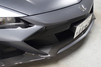 「NSXタイプS」ではフロントフェイスをカーボンパーツでスポーティーな印象にブラッシュアップ。空気の流入量を増やすべくグリルの開口部が大幅に拡大され、さらにリアインタークーラーへの空気の流速を高めるために、バンパー左右端も同モデル専用形状になっている。