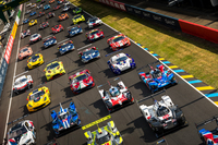サーキットに並んだ、今年のルマンの参戦車両。市販車両に近い形状のGTマシンも数多く出走する。