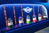 会場にはコインで楽しめる“ガチャガチャ”も設置。記者が試してみたところ、「BIG LOVE」とデザインされた飴（あめ）が出てきた。