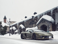 パワートレインは4リッターV8ツインターボエンジンに前が2基、後ろが1基のモーターを組み合わせた4WDのプラグインハイブリッド。システム全体で最高出力920PSを発生する。