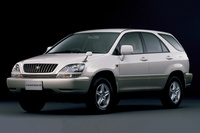 1997年に登場した初代「トヨタ・ハリアー」。言わずと知れた、高級クロスオーバーSUVの先駆けである。