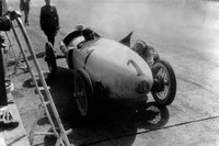 ベンツが開発した「トロップフェンヴァーゲン」は、ミドシップレイアウトや四輪独立懸架などを採用した、意欲的なレーシングカーだった。写真は1923年のイタリアグランプリのもの。