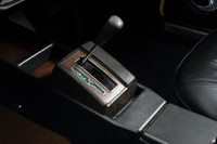 操作ミスを減らすべく、左右方向にもゲートが掘られたシフトセレクター。ジャガーなどにも採用されたトルコン式3段AT「BW65」が用いられていた。