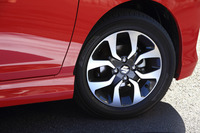 足元の仕様はマイルドハイブリッド車と同じ。タイヤサイズは165/65R15で、アルミホイールが標準装備となる。