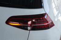 ダークカラーのリアコンビランプカバーと“流れるウインカー”ことダイナミックコーナリングライトも「テクノロジーパッケージ」に含まれるオプション装備。