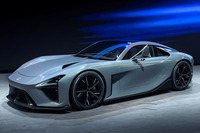 スポーツタイプの新型電気自動車を示唆するコンセプトモデル「レクサスLFAコンセプト」。2025年12月5日に、「トヨタGR GT／GR GT3」とともにお披露目（？）された。