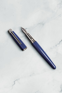 成約特典としてプレゼントされる「ジャガー・アルティメットペン バイ モンテグラッパ」。