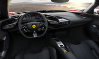 メーターには、フェラーリで初めてとなる16インチのフルデジタルスクリーンを採用。ヘッドアップディスプレイも装備する。