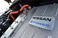 「ノートe-POWER」では。1.2リッター直3エンジンは発電のみを行い、その電力を元にモーターが前輪を駆動する。