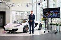 「マクラーレン クオリファイド東京」と「マクラーレン東京テクニカルセンター」の施設について説明するマクラーレン東京の川本CEO。両施設はマクラーレン東京が運営を担っている。