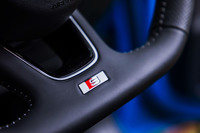 フラットボトムデザインのステアリングホイールは、「Sライン プラスパッケージ」（8万円）に含まれるオプション。