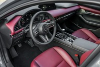 コックピット周辺部は、3連型のメーターパネルや細身のステアリングホイールなどが特徴で、ヘッドアップディスプレイも用意される。写真はMT車のもの。