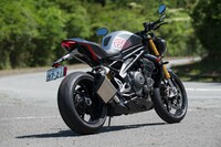 デザインに関しては、ハンドルバーがわずかに幅広く、高くなった点や、軽量化された新型ホイール、新意匠のシートカウルなどが2025年モデルの特徴だ。