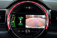 運転支援システムの強化もトピックとなっている今回のマイナーチェンジ。オプションで、リアビューカメラやパーキングアシスト、パークディスタンスコントロールなども用意される。