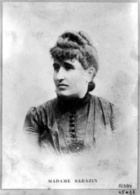 急死した夫から、フランスにおけるダイムラーエンジンの製造権を引き継いだルイーズ・サラザン。