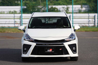 トヨタ・プリウスα“GRスポーツ”プロトタイプ