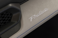 ダッシュボードの助手席側には「Prelude」（実際は筆記体）のロゴステッチがあしらわれる。