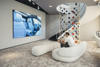 天井からつるされた色見本を見ながら好みの仕様を仕立てられる。タブレットに入力した内容は、正面の大型スクリーンにも表示される。（写真＝メルセデス・ベンツ）