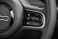 ADASの充実度はグレードによって異なり、「ポップ」を除く2グレードには、アダプティブクルーズコントロールやレーンキーピングアシスト、ブラインドスポットモニター、交通標識の読み取り機能、バックモニター、パーキングセンサーなども装備される。