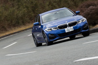 テスト車には電子制御LSDや可変制御ダンパーなどからなるオプションパッケージ「ファストトラックパッケージ」が装備されていた。