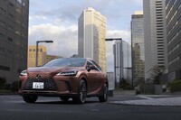 新型「レクサスRX」には「NX」でいう「350h」（2.5リッターハイブリッド）の設定がない。パワープラントは今回の試乗車であるプラグインハイブリッドの「RX450h＋」と2.4リッターターボハイブリッドの「RX500h」、そして準エンジンの2.4リッターターボの「RX350」の3種類となる。