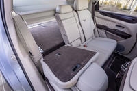 「ベンテイガ」では、2列5人乗りと後席がセパレートタイプの2列4人乗り、3列7人乗りの3種類のシートレイアウトが選択できる。5人乗り仕様（写真）の後席背もたれには40：20：40の分割可倒機能が備わる。