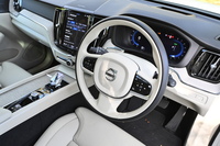 「XC60」のプラグインハイブリッドモデルでは、走行の基本となる「Hybrid」のほか、エンジンとモーターを用いて強力な加速を実現する「Power」、EV走行用の「Pure」、悪路走行に適した「Off-road」、滑りやすい路面に向いた「Constant AWD」という5種類の走行モードが用意されている。