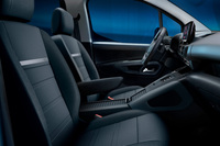 フロントシートには、「FIAT」ロゴ入りシルバーラインがアクセントとして入れられた。