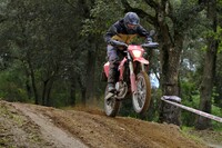 軽量なトレールバイクと大型アドベンチャーツアラーのよさを併せ持つ「GASGAS ES700」。その優れた走破性は、自分のライディングがうまくなったかのように感じられるほどだ。