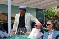 もはや3年目となった、テノール歌手ヨナス・カウフマン（左）が選定する「ベスト・エンジンサウンド賞」。今回は1956年「アストンマーティンDB3S 2シーター オープンコックピット」が選ばれた。