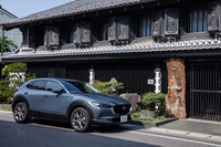 信州・松本から横浜まで、復路の試乗車となった「CX-30 XD Lパッケージ」。背景は松本市内にある130年以上前に建てられた名門商家「光屋」。登録有形文化財の蔵屋敷で、現在レストランにリノベーションされている。