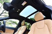 電動パノラマガラスサンルーフは、今回試乗した「インスクリプション」グレードでは20万6000円のオプションとなる。