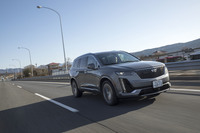 リアルタイムダンピングサスペンションが標準装備される、日本仕様の「XT6」。その乗り心地は明確にコンフォート志向だ。