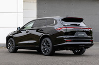 「REGNO GR-XIII」が装着された「トヨタ・クラウン エステート」。堂々とした存在感とゆとりある車内空間、高い動力性能、快適な乗り心地を同時に追求したクロスオーバーモデルだ。