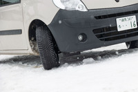 水分を多く含んだ滑りやすい雪の上でも、しっかりとしたトラクションを実感。ショルダーブロックの両側面にあるギザ状の凹凸が、スノー路面でのグリップ力を効果的に発生させている。