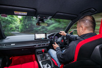 今回試乗の舞台として用意された、群馬サイクルスポーツセンターのクローズドコースでの走行シーン。新型「シビック タイプR」のノーマル車とホンダアクセス製テールゲートスポイラー装着車を2周ずつ比較試乗した。