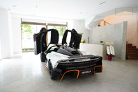 「ヴェルハラ」のリアビュー。F1での知見を盛り込んだ空力特性に優れたボディーは、150mph（約241km/h）走行時には600kgのダウンフォースを発生するという。