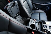 運転席および助手席用のアームレストの下は小物入れスペースになっている。USBコネクターも備わる。