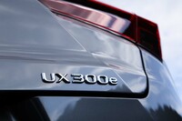 「レクサスUX300e」については、今回試乗した上級グレード“バージョンL”（705万円）のほか、装備がやや簡素な“バージョンC”（650万円）もラインナップされる。