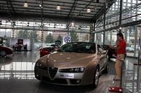 フィアット復活物語 第14章「フィアットのカーザ（家）にようこそ！ 巨大直営ショールーム訪問記」（大矢アキオ）